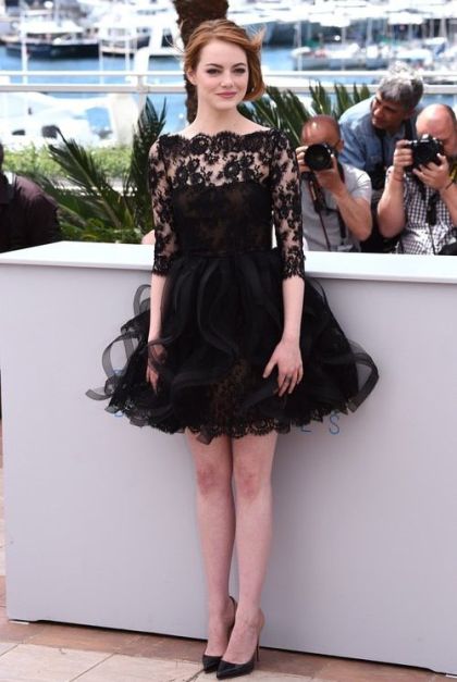 festiwal-filmowy-w-cannes-2015-emma-stone-w-sukience-oscar-de-la-renta-na-konferencji-prasowej-dotyczacej-filmu-irrational-man-fot-east-news