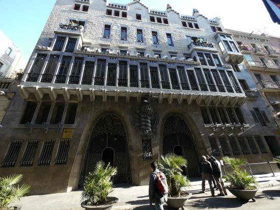 palau-guell-facade-from