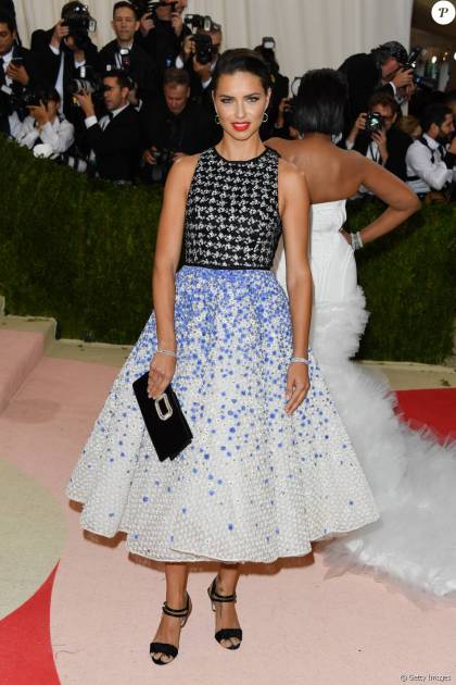 1474783-adriana-lima-escolheu-vestido-midi-giamb-950x0-3