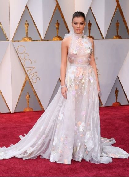 oscary-2017-hailee-steinfeld-w-sukni-ralph-russo