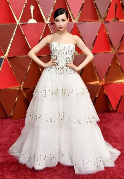 oscary-2017-sofia-carson-w-sukni-monique-lhuillier